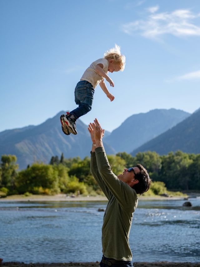 Pais helicópteros: saiba como cuidado com os filhos pode ser excessivo