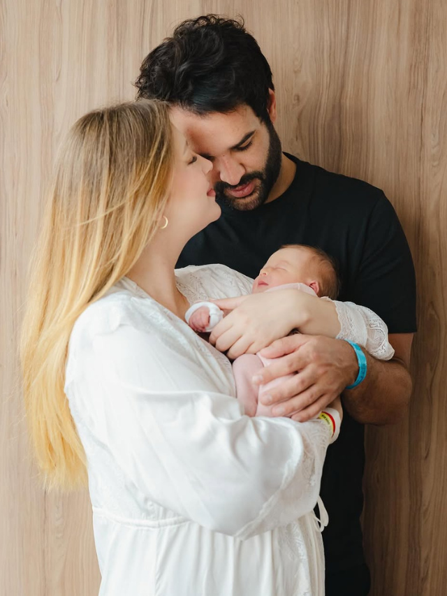 Duda Reis posa ao lado da filha recém-nascida e do marido; veja