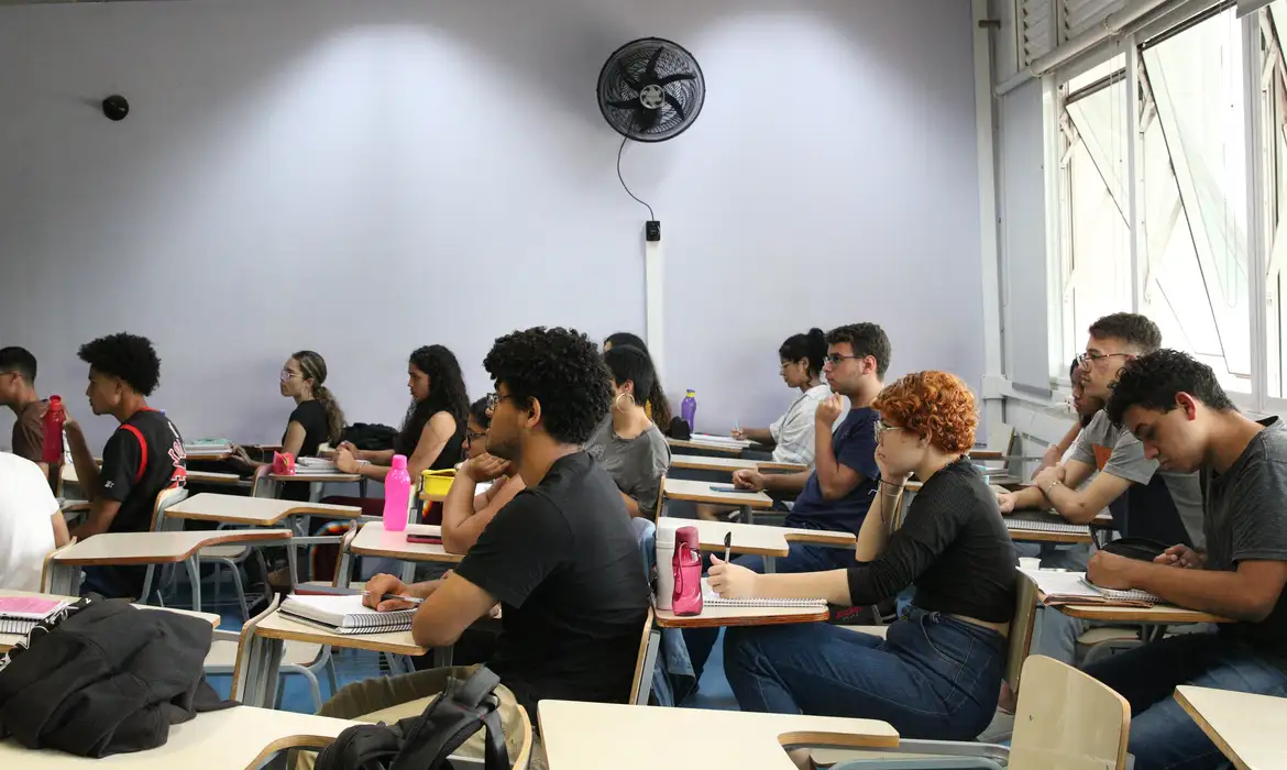 4 em cada 10 universitários trancam curso por dívidas, diz pesquisa