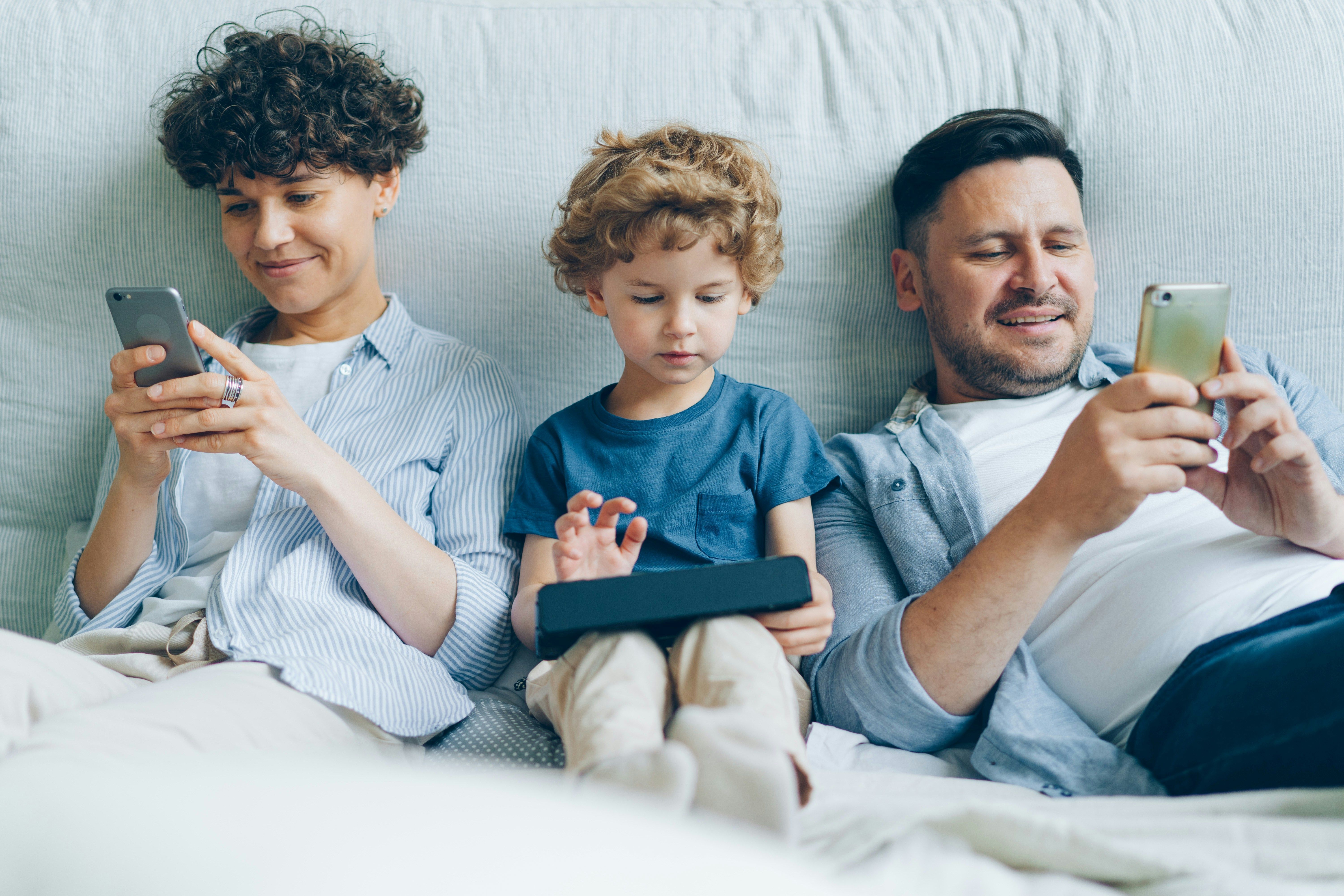 Tecnoferência: como a distração dos pais ao celular impacta os filhos?