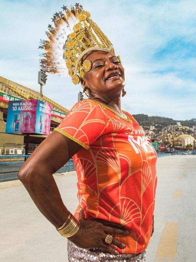 Passista veterana defende famosas no samba: “Espaço para todo mundo”